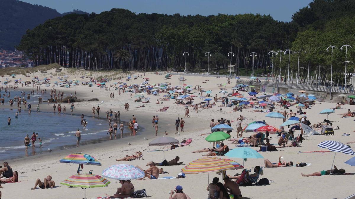 Gente disfrutando estos días de la playa de Samil aprovechando las altas temperaturas.