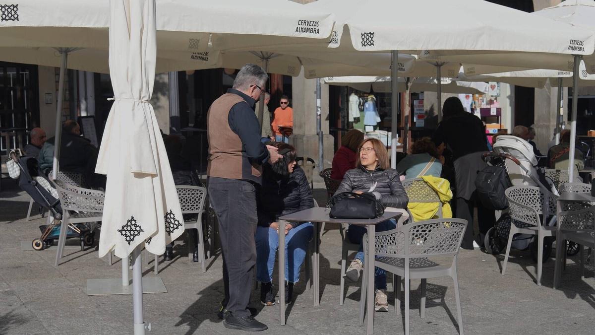 Zamora. Un camarero sirviendo una terraza.