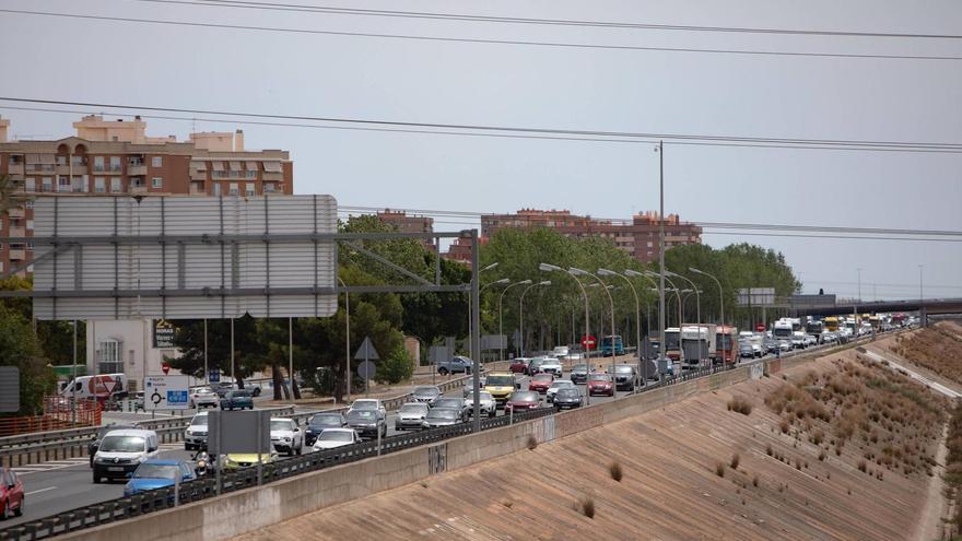 La rotura de una tubería en la V30 provoca un accidente por &quot;aquaplaning&quot;