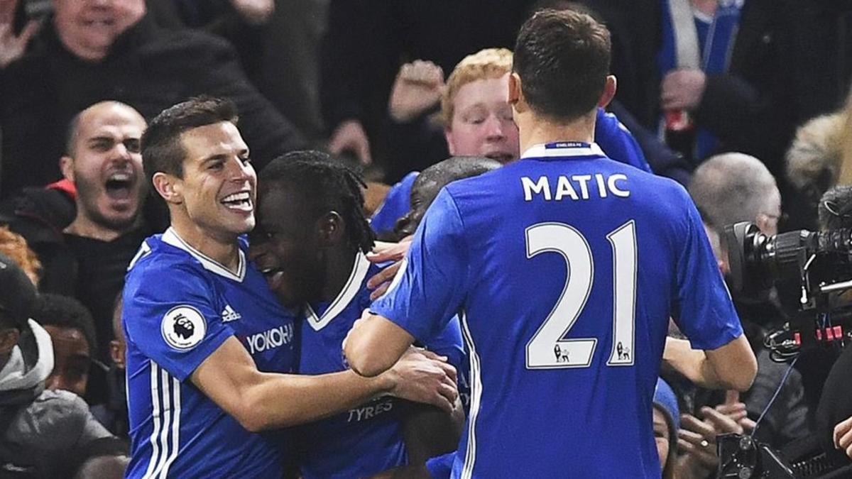 Moses es felicitado por sus compañeros tras anotar el decisivo 2-1 para el Chelsea