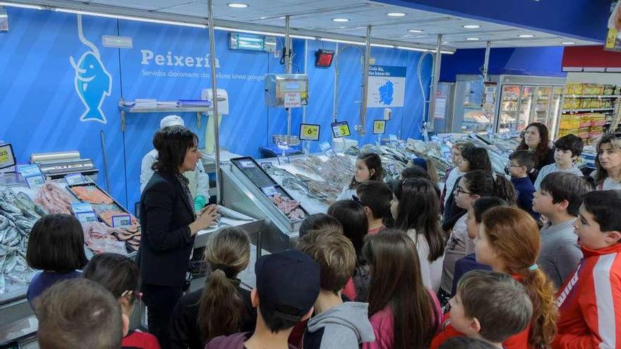 Un momento de una de las visitas de los escolares al supermercado.