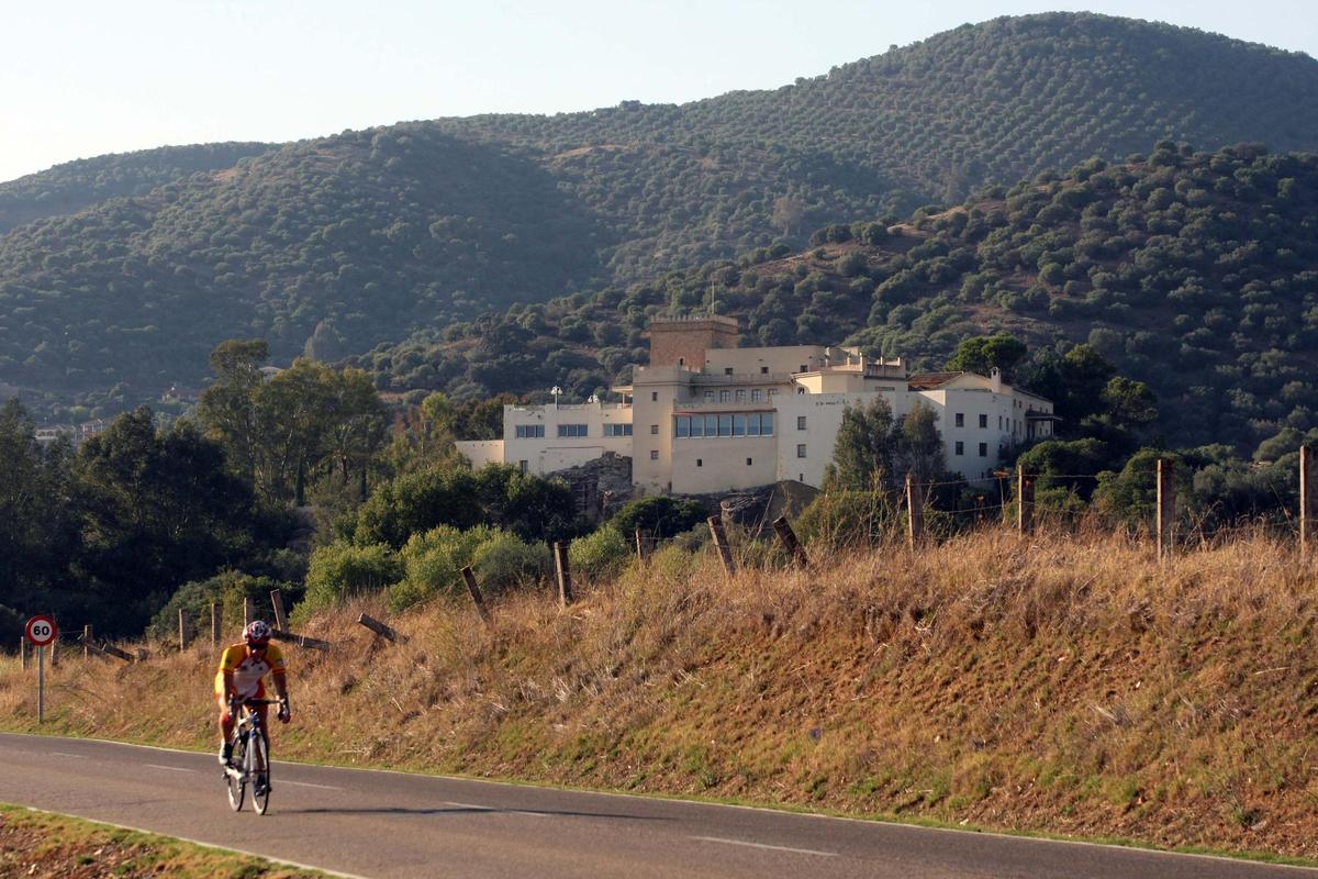 Un ciclista pasa cerca del Castillo de la Albaida donde se construirá un nuevo hotel.