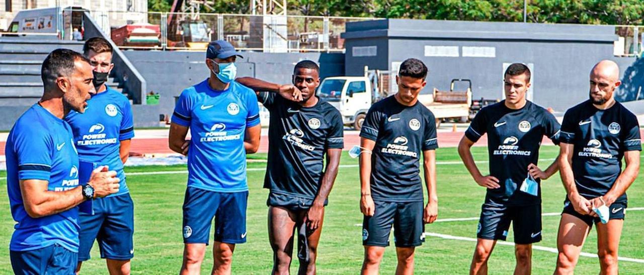 Juan Carlos Carcedo se dirige a sus futbolistas durante la última sesión de entrenamientos. | UD IBIZA