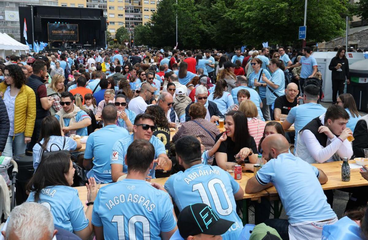 Aficionados del Celta en la
fiesta organizada en el
exterior de Balaídos. | // J. LORES