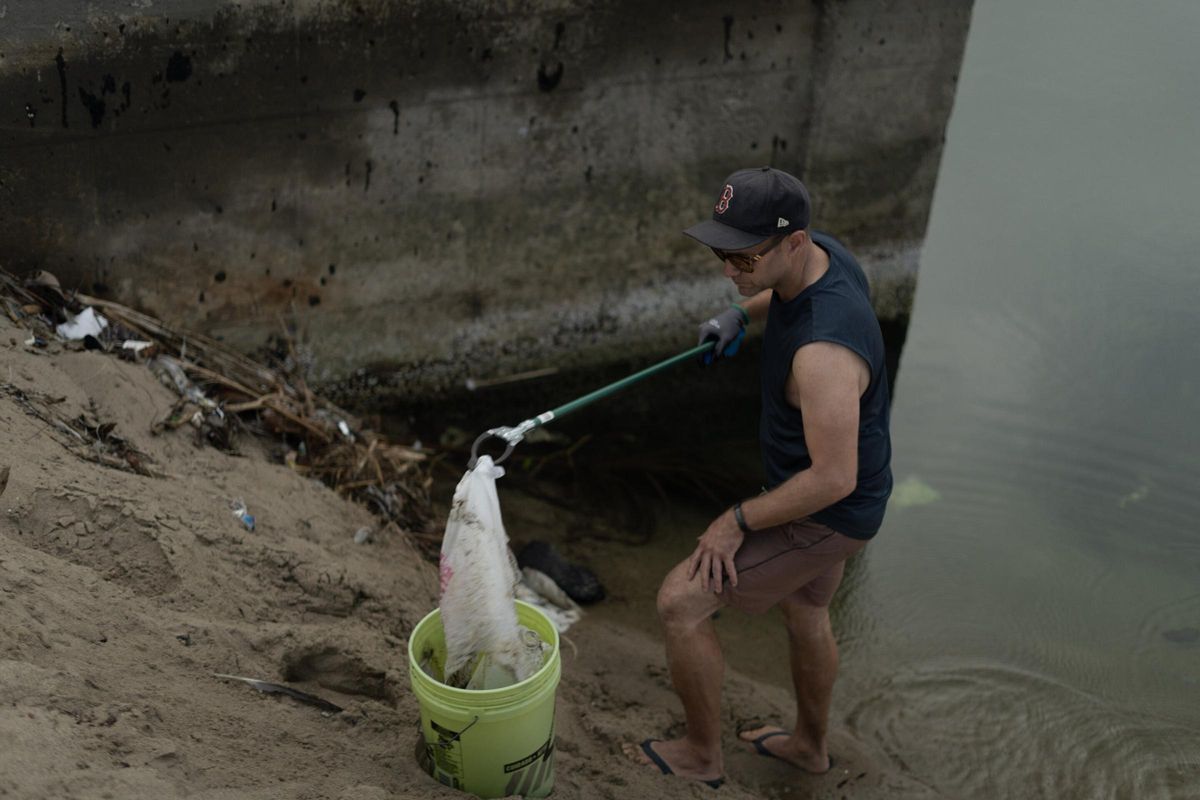 Operación de limpieza en una playa de Los Ángeles