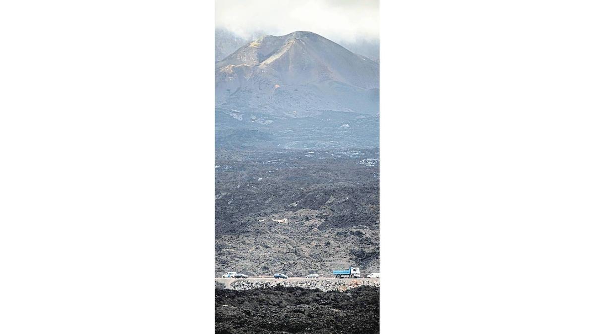 Imagen de la construcción de la carretera sobre la colada del volcán.