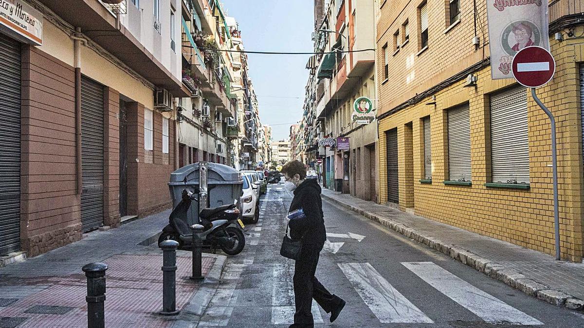 En la calle Doctor Bergez se anuncia una zona naranja, preferente para residentes.  | PILAR CORTÉS