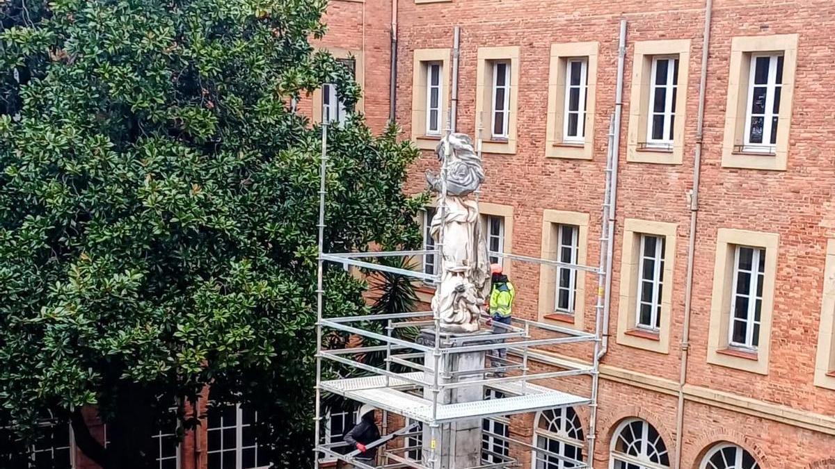Las labores de mantenimiento en la figura de la Virgen del colegio de la Inmaculada, en imágenes