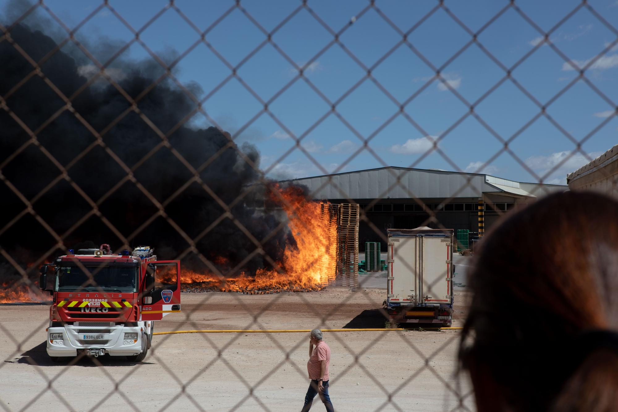 Las impactantes imágenes del incendio en una empresa de frutas de Fuente Álamo