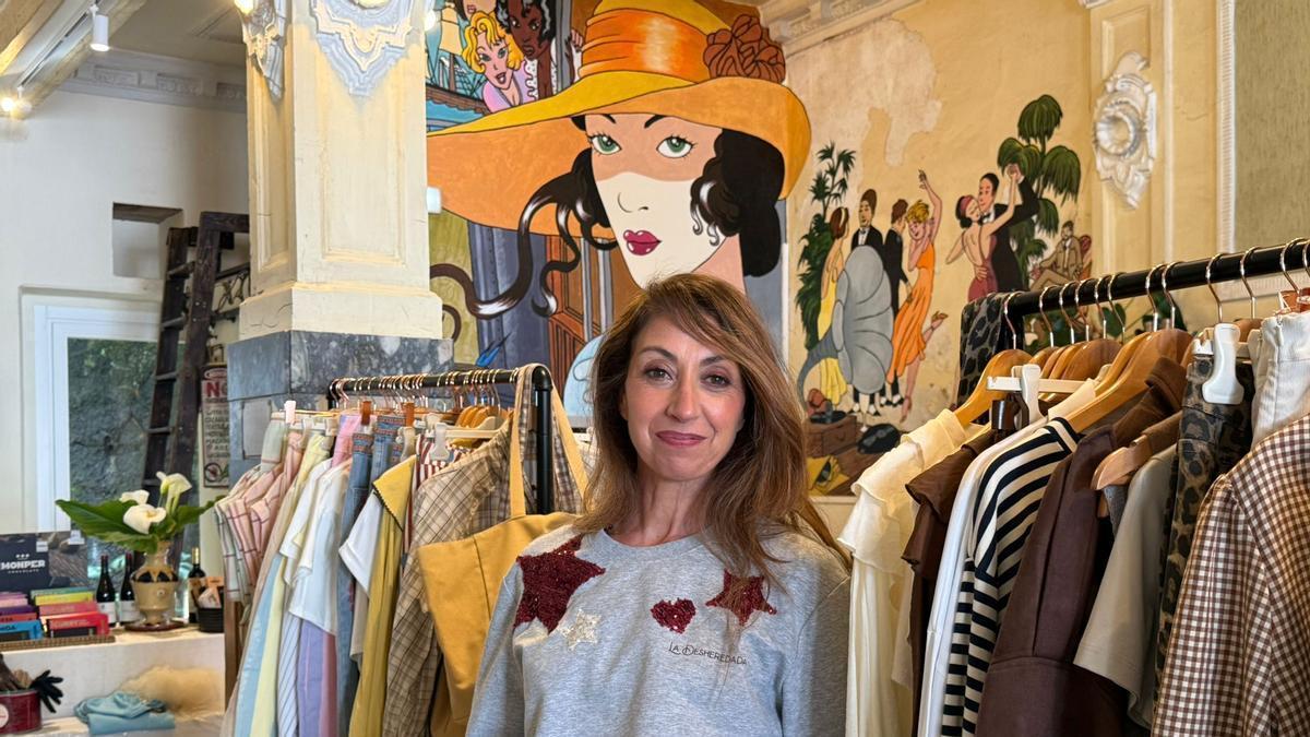 Jacaranda Sanz, la diseñadora que rejuvenece en Luarca la ropa antigua y ha descubierto la cazadora vaqueira: "Tenemos mucha calidad en los armarios"