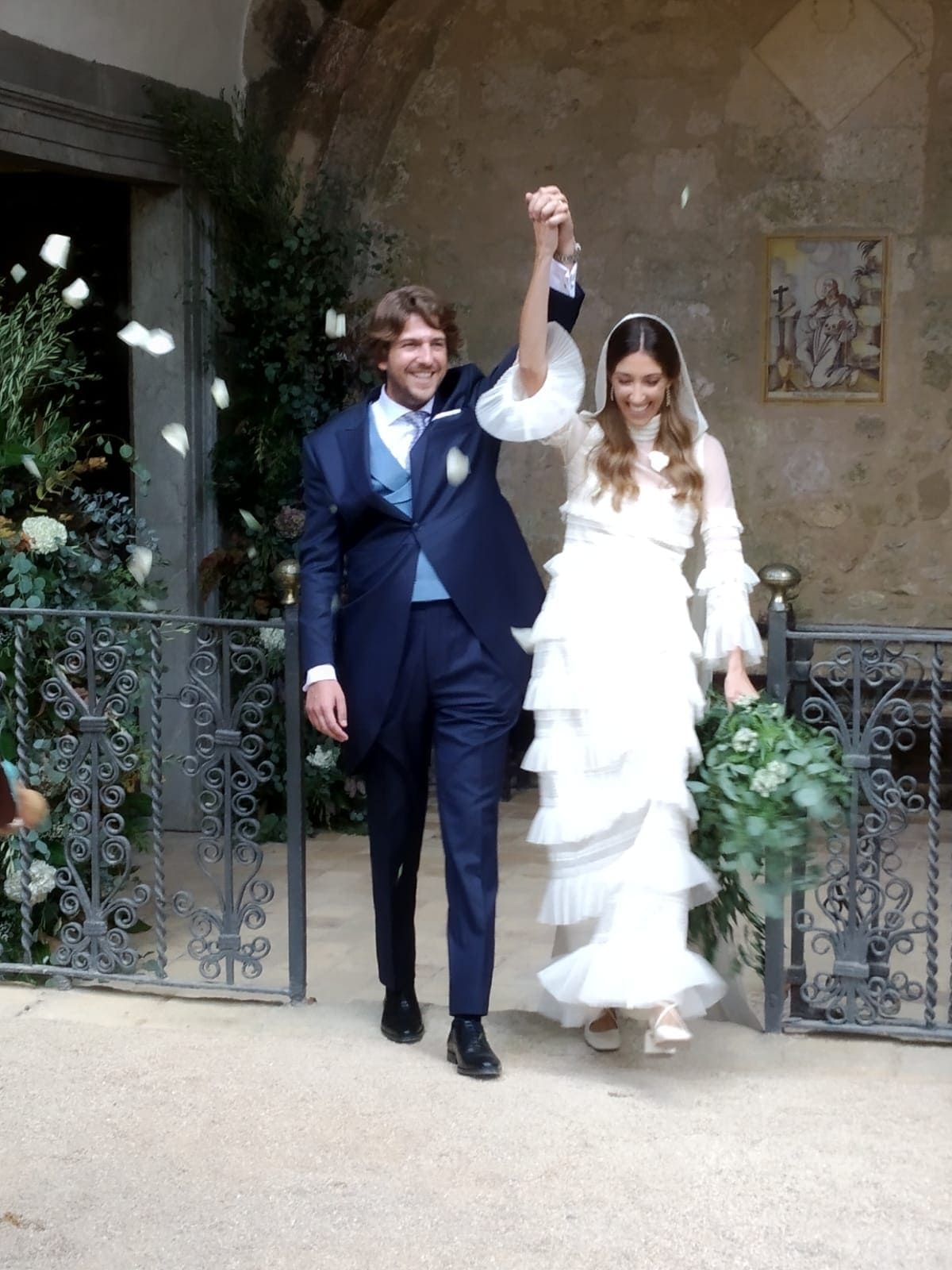 Macarena Montaner, con vestido de novia de Teresa Helbig, y Sebastián Potau en día de su boda