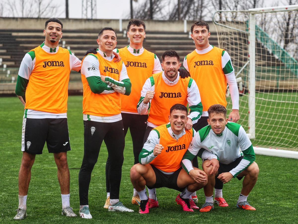 Varios futbolistas del Córdoba CF, en una fase de un entrenamiento en la Ciudad Deportiva.