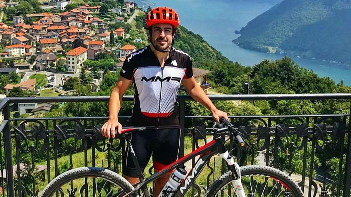 Fernando Alonso, con su bicicleta, en el lago de Lugano (Suiza), en una imagen de 2018. | Fernando Alonso