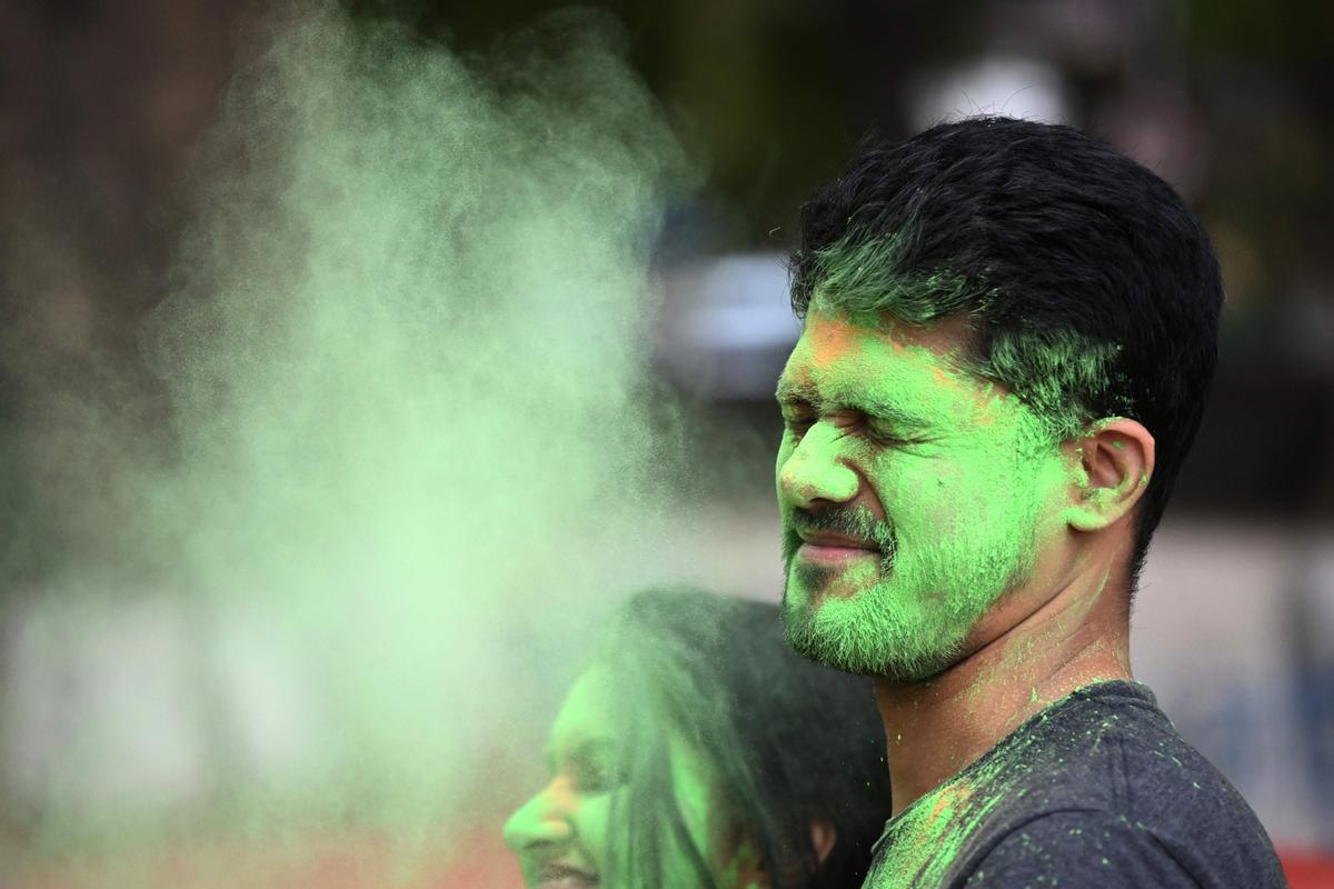 Participantes en las celebraciones del Holi en Bombay