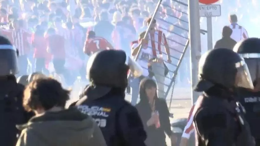Así fueron las cargas policiales del Atlético - Barça