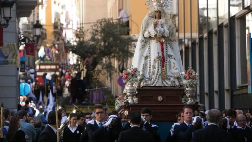 Alumnos de Bachillerato del colegio Jesuitas portan con andas la imagen de la Virgen de la Paz.