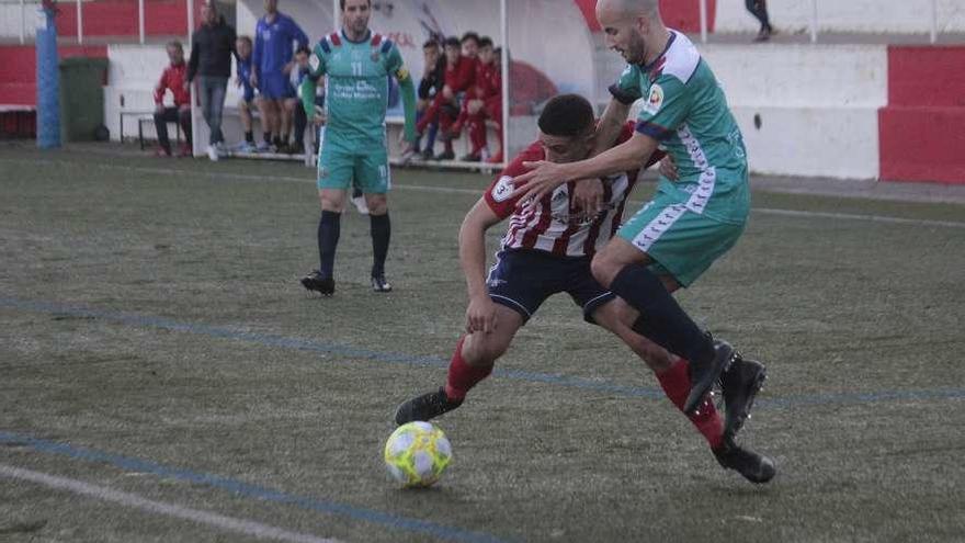 Un jugador del Pontellas presiona a uno del Choco en el partido de ayer. // Santos Álvarez