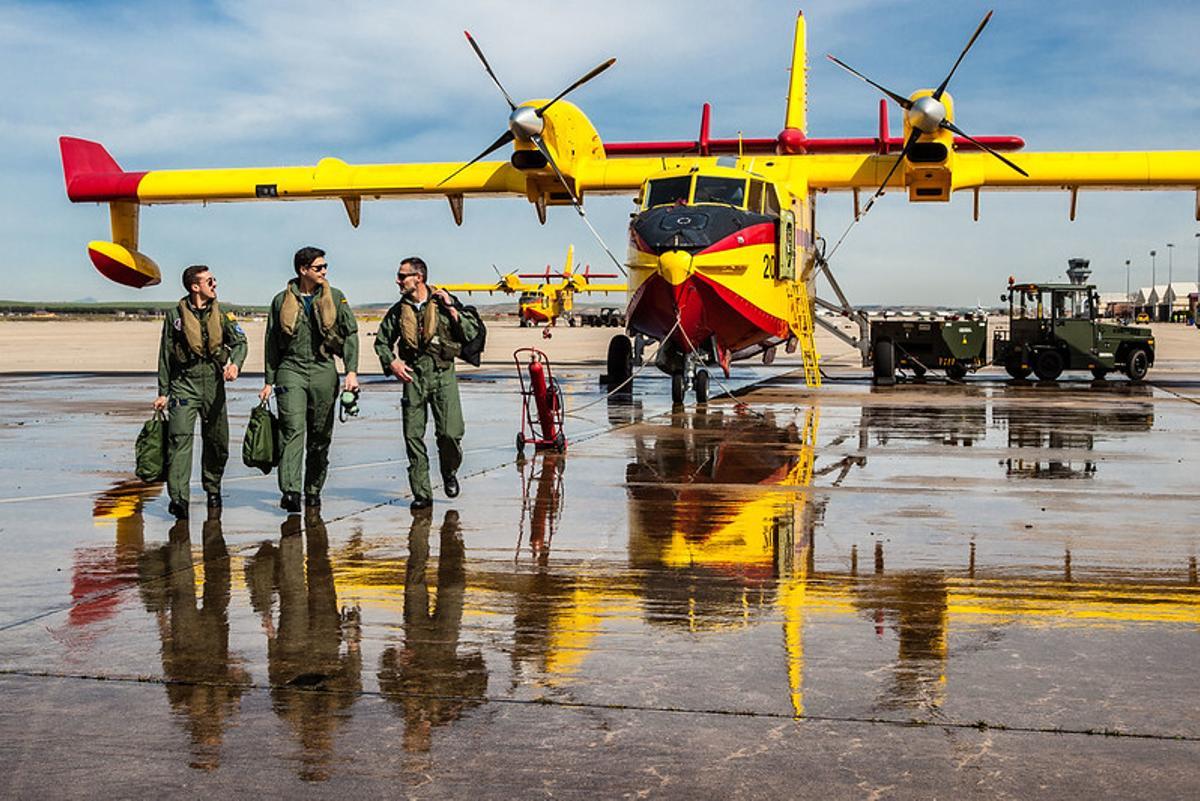 Hay una escasez mundial de pilotos de extinción de incendios. Personal del 43 Grupo en una imagen premiada por el Ejército del Aire en 2021.