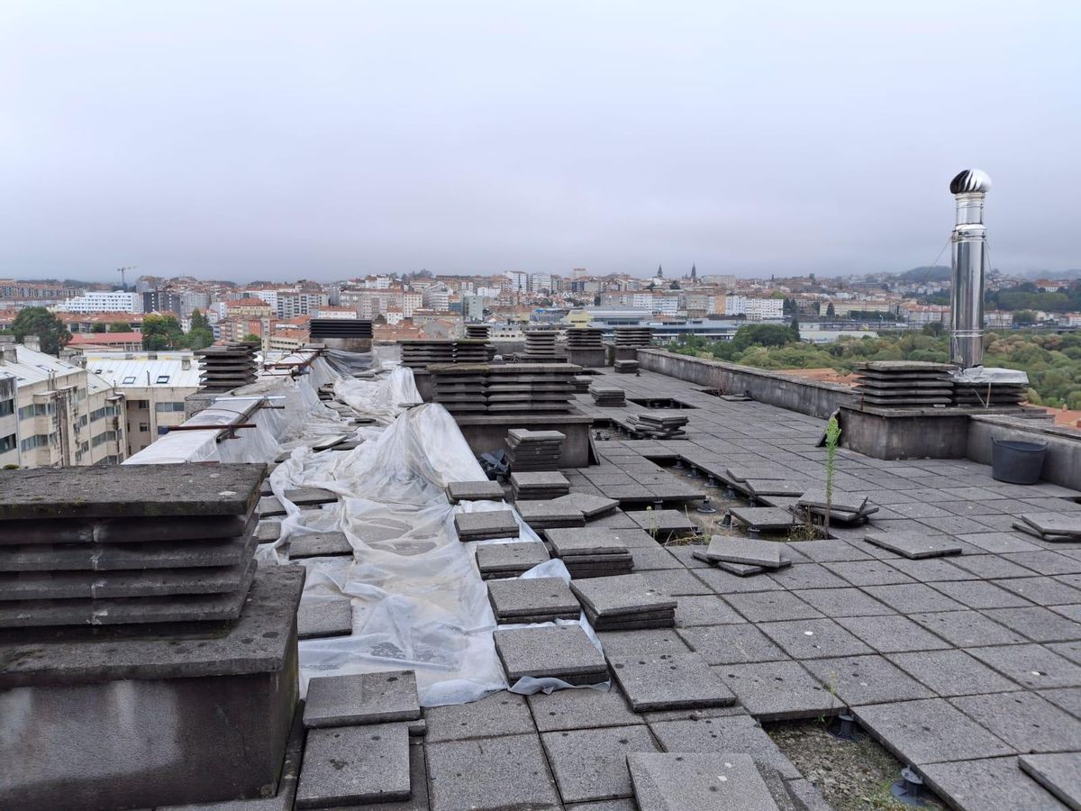 Así está la cubierta del edificio, tapada con plásticos