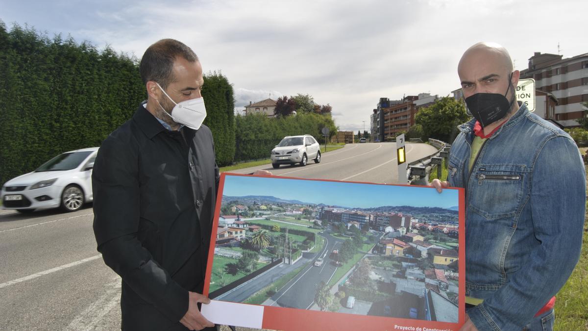 El Alcalde (izquierda) y el edil de Movilidad, en El Berrón, con la infografía del proyecto.