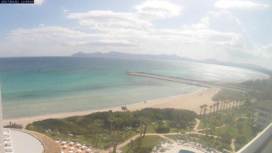 Sonne und Wolken über der Playa de Muro am Samstagvormittag (1.4.).