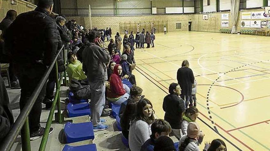 Los alumnos fueron evacuados al polideportivo.