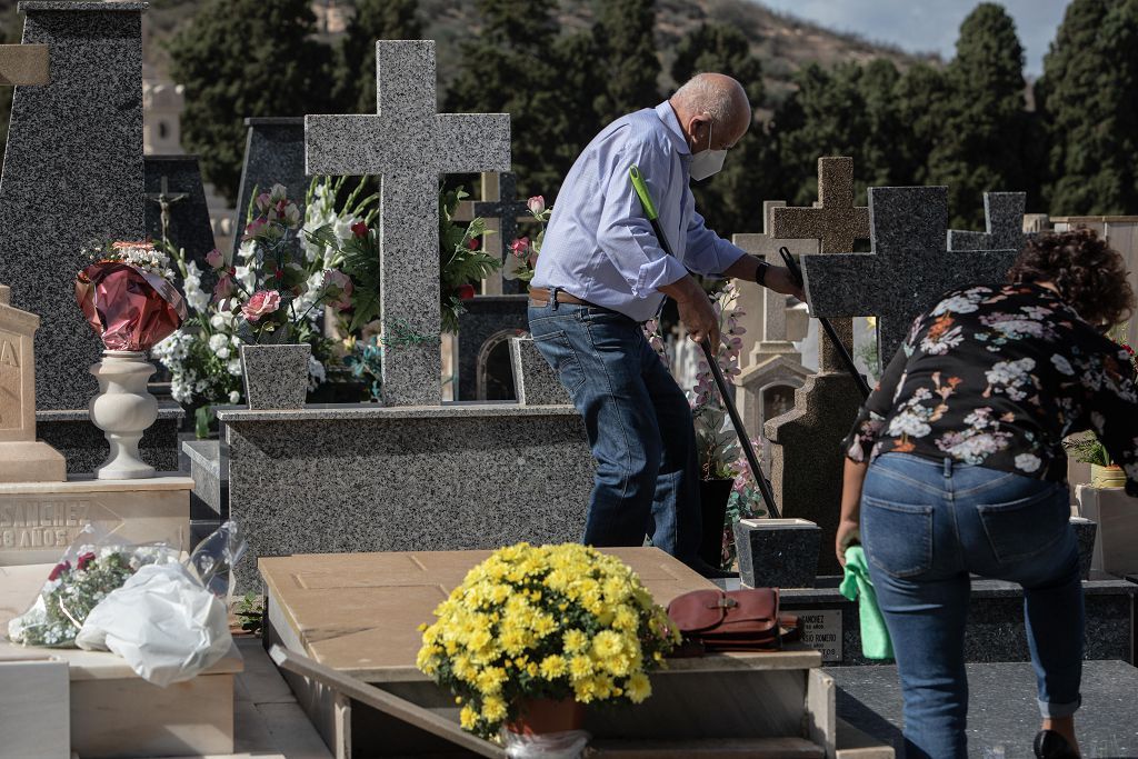 Víspera del día de Todos los Santos en el cementerio de Los Remedios de Cartagena