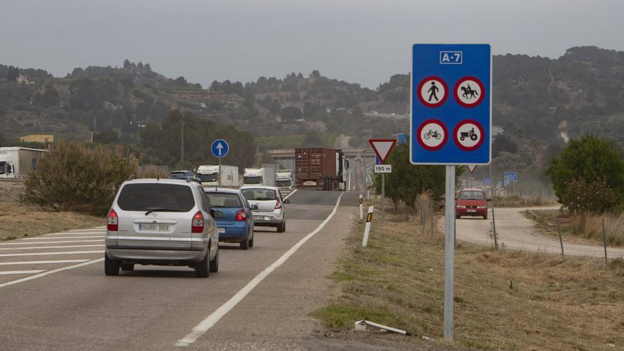 Atropellan a un ciclista que circulaba por la autovía en Rotglà