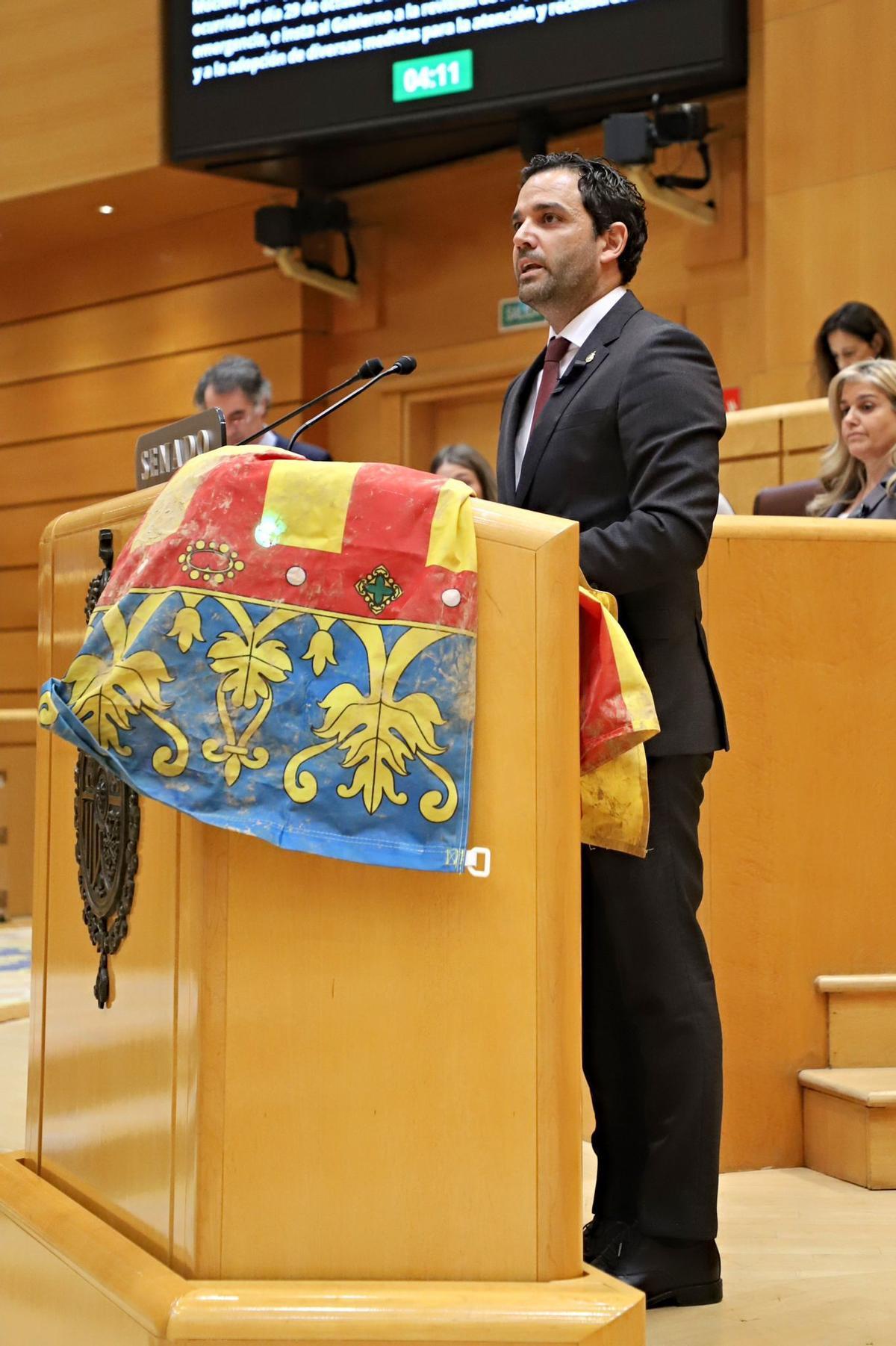 Sagredo durante su intervención con la Senyera manchada por barro de Paiporta.