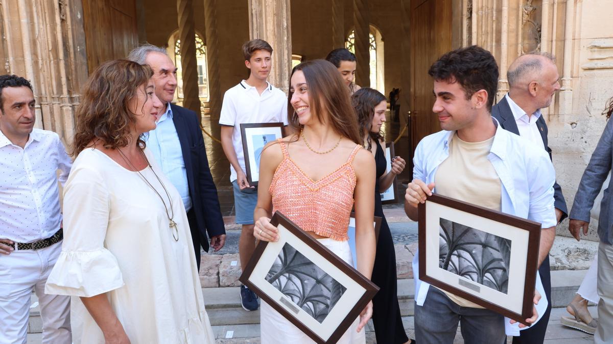 Armengol junto a los dos estudiantes de Ibiza.