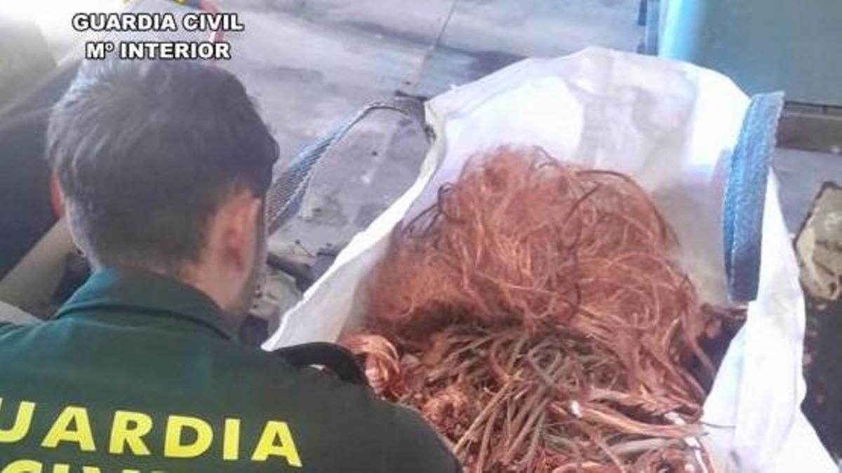 Imagen de la Guardia Civil con parte del material sustraído.