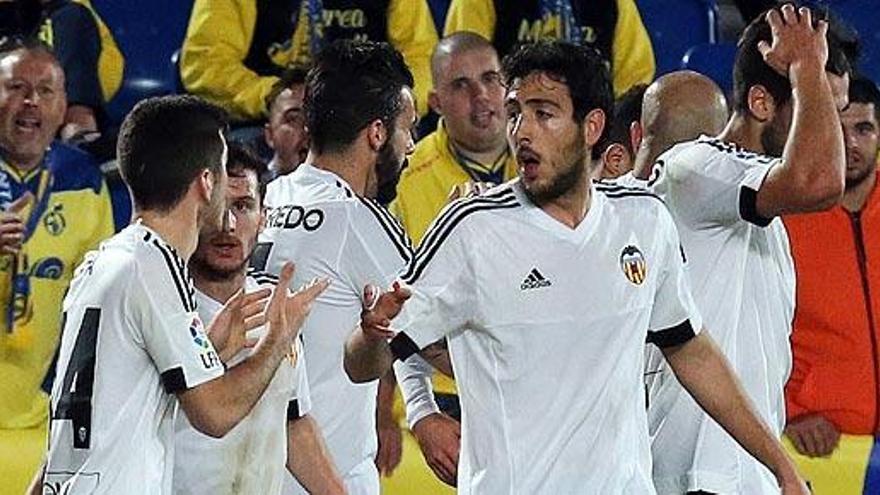 Los jugadores del Valencia celebran el gol de Rodrigo Moreno.