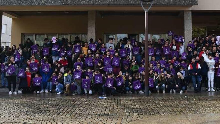 Concello e instituto de Carral, contra el machismo