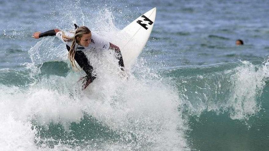 La australiana Nichols surfea una ola en Valdoviño.