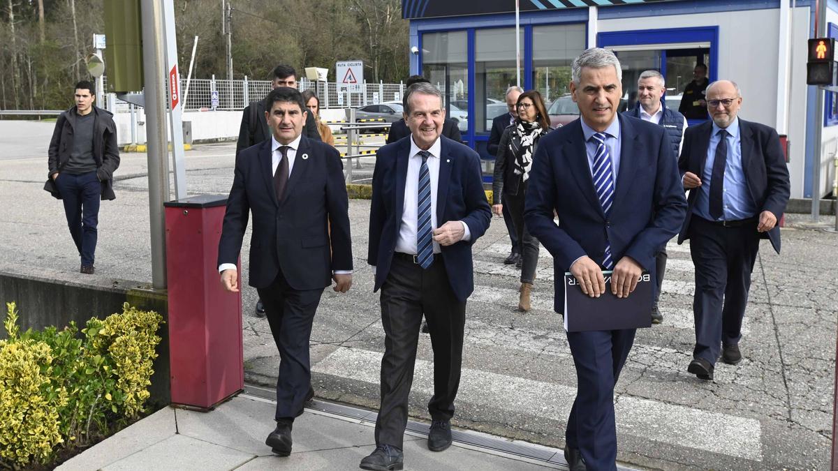 En primera línea, de izquierda a derecha; Pedro Blanco, Abel Caballero y Carlos Castaño durante la visita de este martes a BorgWarner.