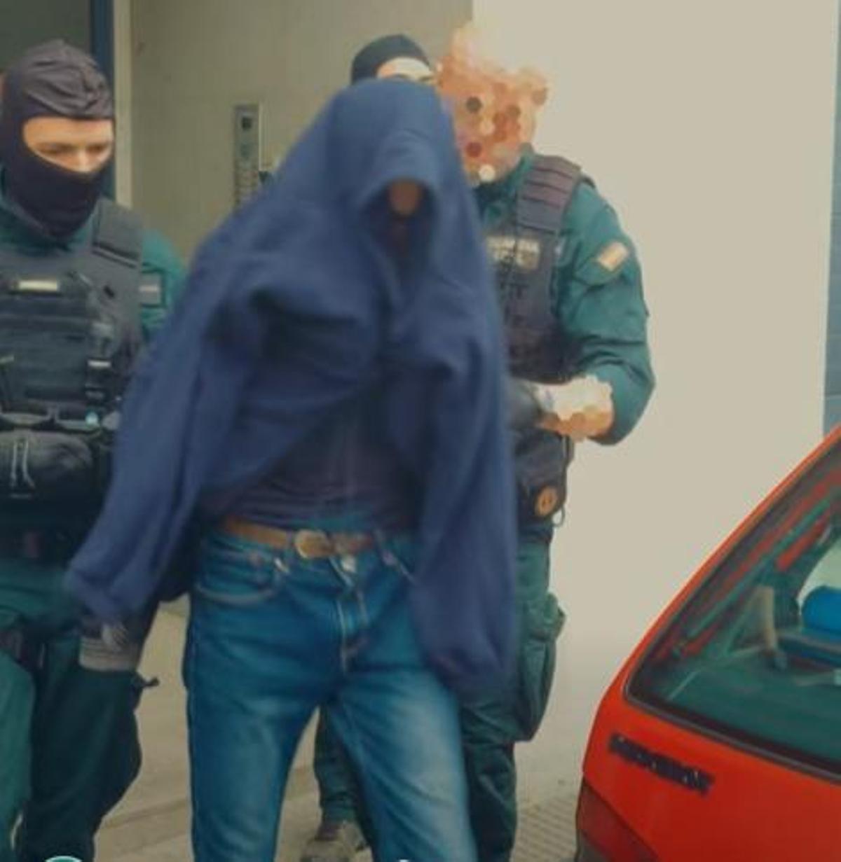Los detenidos, que salieron de la vivienda esposados, ocultaron sus rostros.