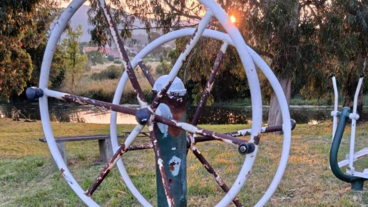 Daños en uno de los aparatos de un parque biosaludable.