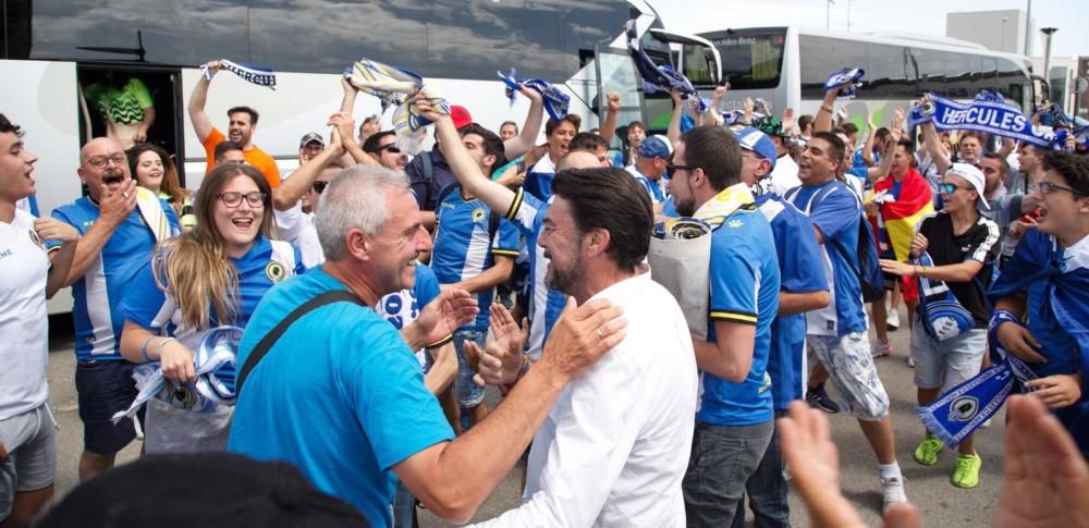 Barcala recibe a la afición del Hércules CF antes del partido de vuelta ante el Ponferradina.