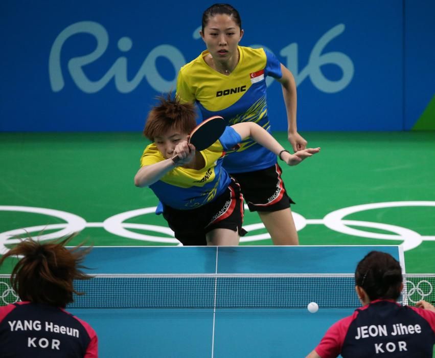 El equipo femenino de tenis de mesa compite contra el surcoreano.