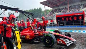 Carlos Sainz, frente al box de Ferrari durante los libres 1 en Spa-Francorchamps.