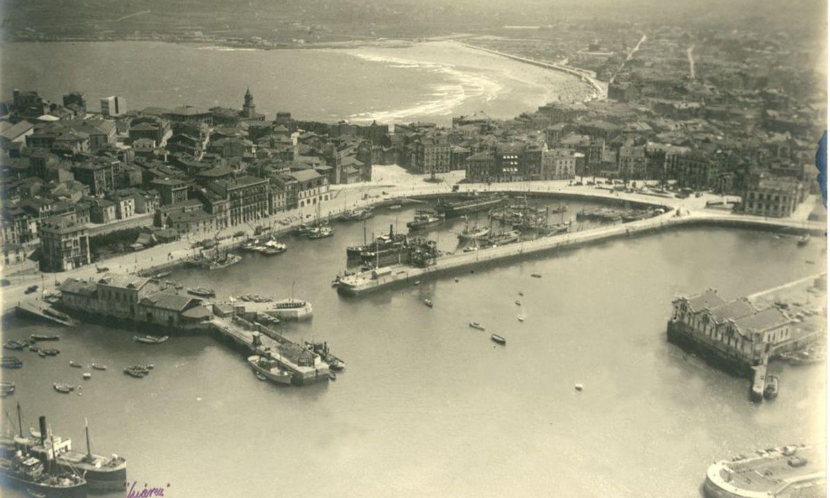 Vapores y veleros mercantes atracados y fondeados en el puerto, 1905-1910 | LORENZO CABEZA. MUSÉU DEL PUEBLU D’ASTURIES