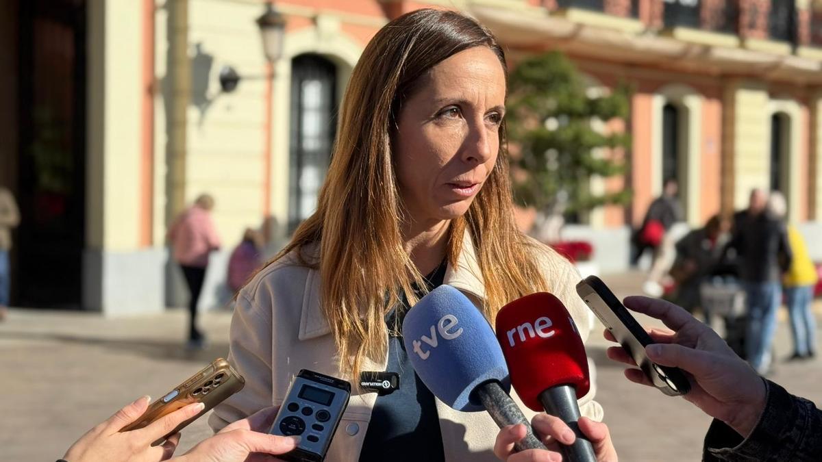 La edil socialista, Esther Nevado, ofreció un canutazo para denunciar el abandono a las personas con VIH.