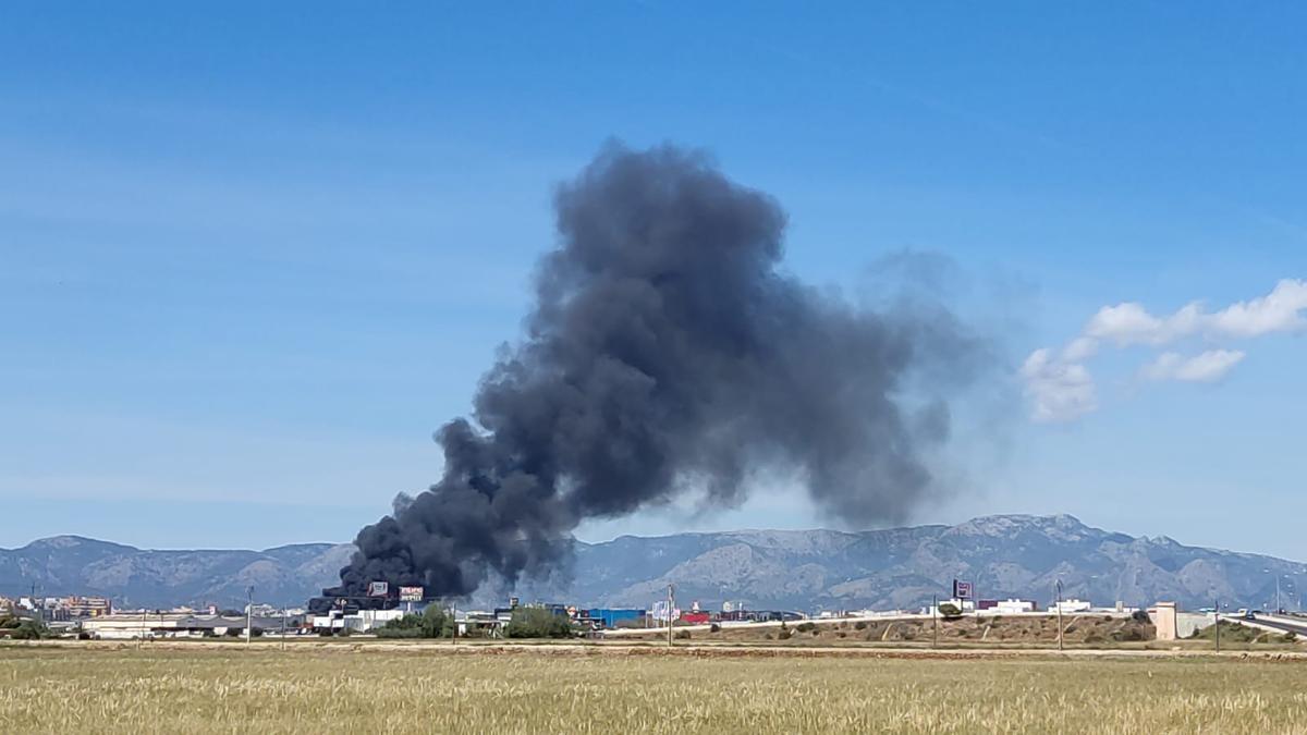 FOTOS | Incendio en un almacén de Cervezas Damm en Son Malferit