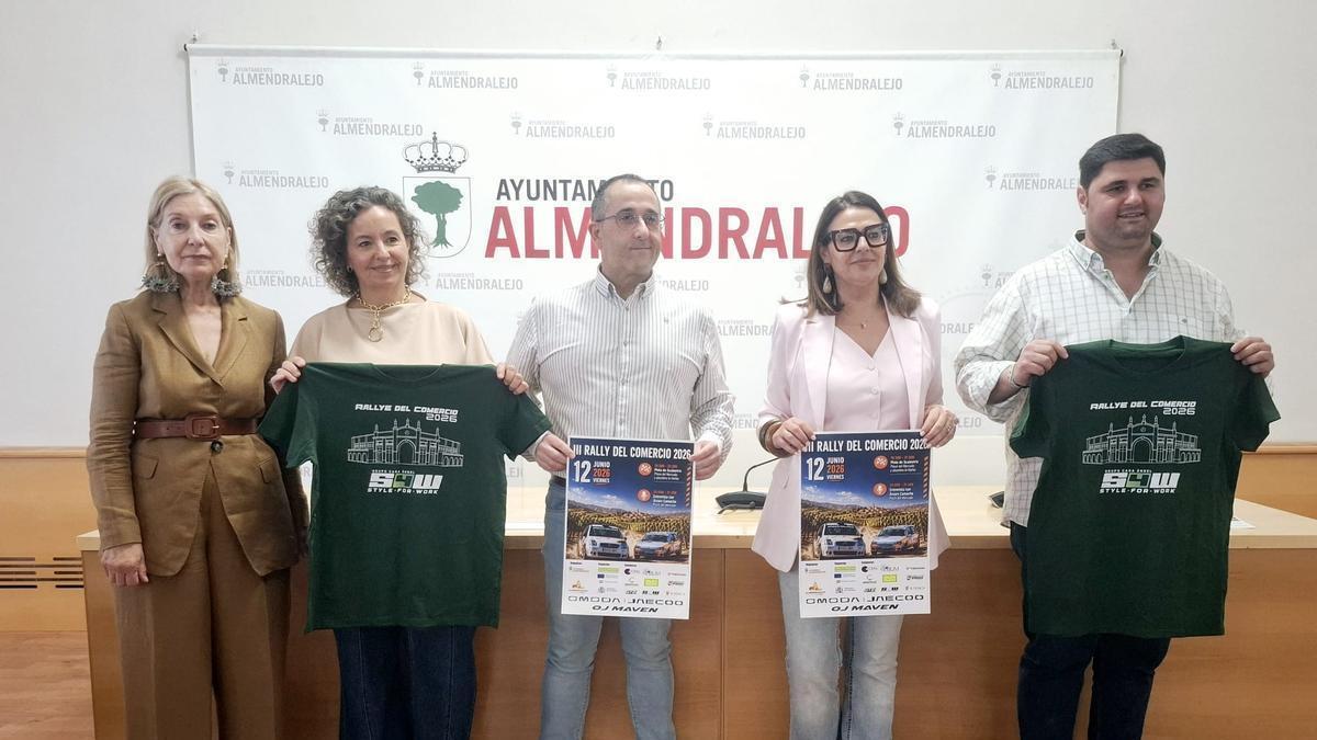 Representantes del ayuntamiento, CEAL y Asemce presentando el Rallye del Comercio en el ayuntamiento.