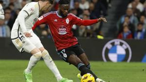 Bamba controla el balón ante Valverde.