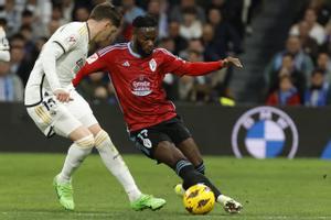 Bamba controla el balón ante Valverde.