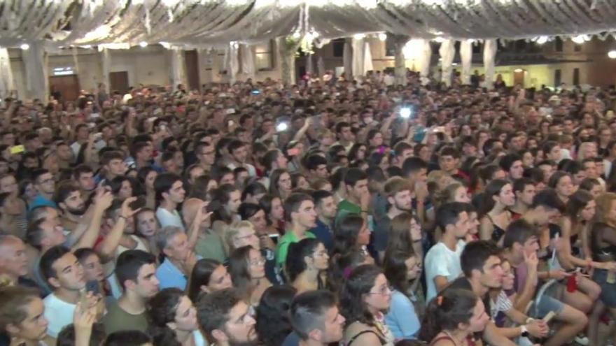 La plaza Major de PollenÃ§a llena de jÃ³venes escuchando la populara pieza musical