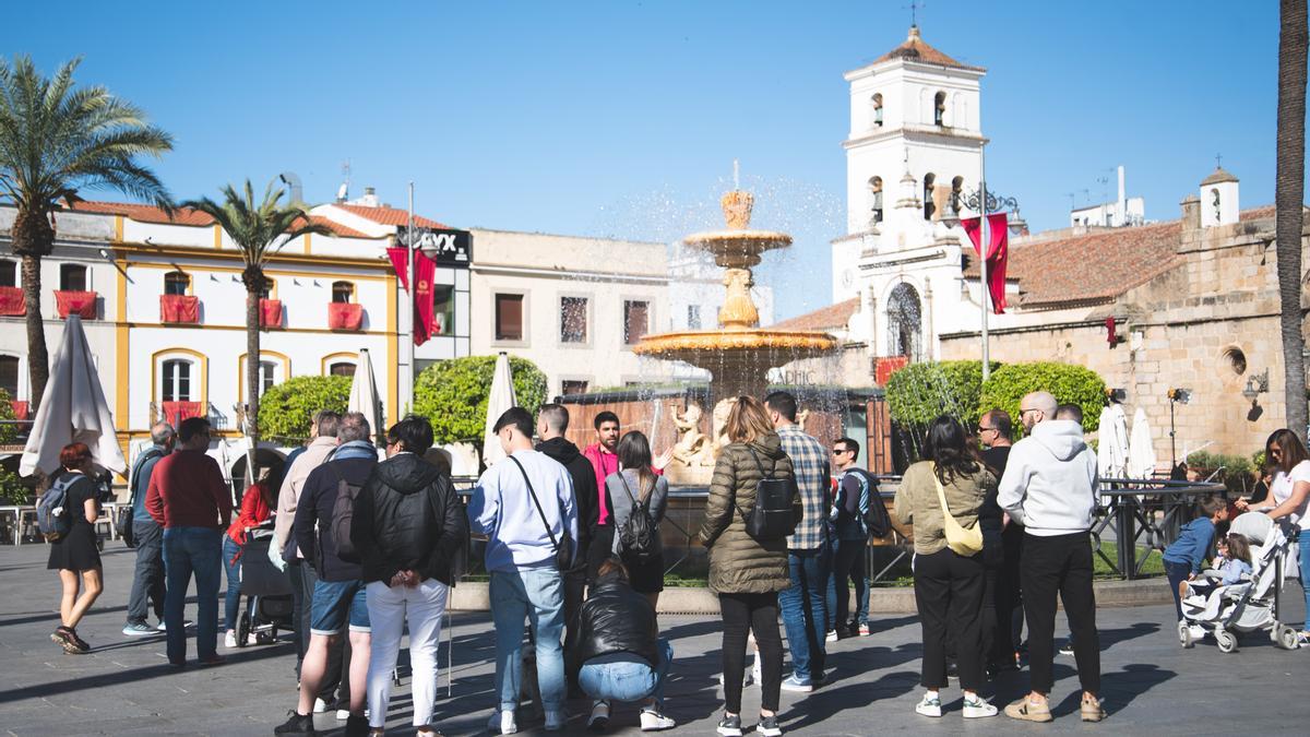 Grupo de turistas, en la Plaza de España de Mérida durante esta Semana Santa.