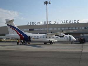 Archivo - Un avión de Air Nostrum en el aeropuerto de Badajoz, imagen de archivo
