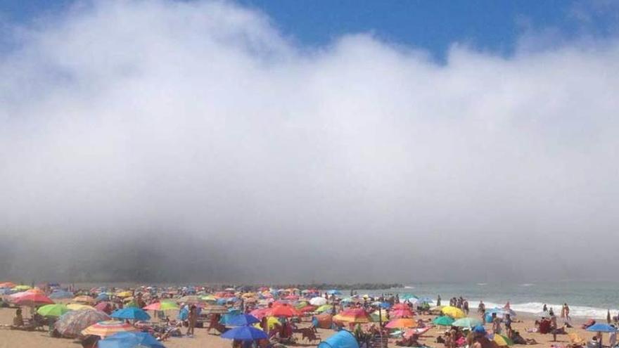 Niebla en la playa de Rodiles al mediodía de ayer.